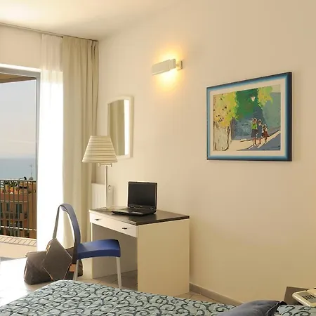 Ξενοδοχείο με διαμερίσματα Mediterranee 4*